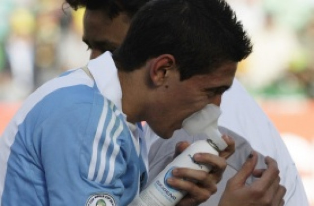 Кислородна маска за Ди Мария и изключително изтощение за Меси в Боливия