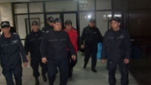 Пуснаха под парична гаранция полицая прострелял ром при кражба