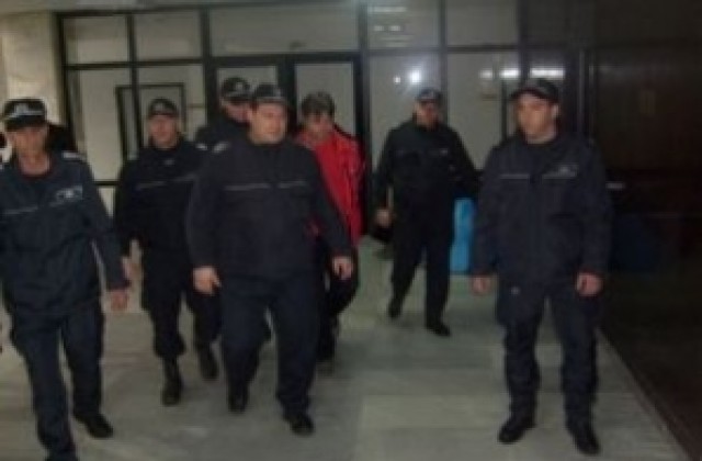 Пуснаха под парична гаранция полицая, прострелял ром при кражба