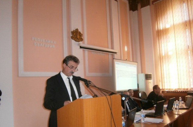Съветници бойкотираха изказване на Младен Ризов с тропане по банките