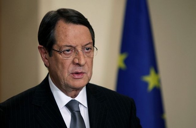 Кипърският президент намалява заплатата си с 25%