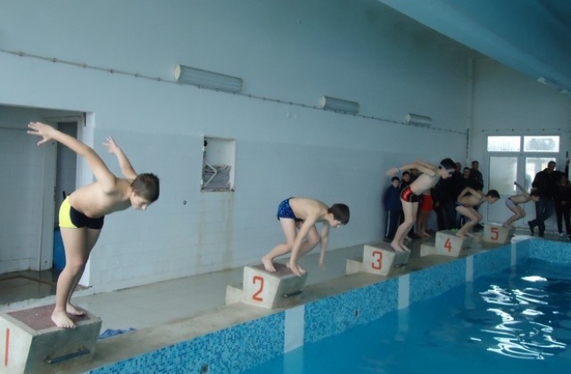 Ученици от Стралджа участваха в състезание по плуване