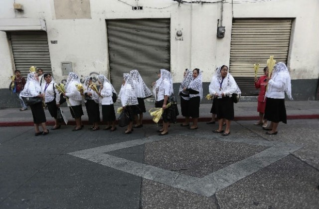 Гватемалци правят килим от стърготини за папата