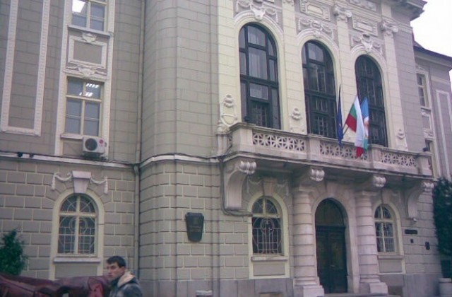 Мъж заплаши да се самозапали пред община Пловдив