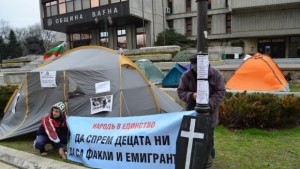 Протестиращи във Варна крадат уличен ток за палатковия си лагер