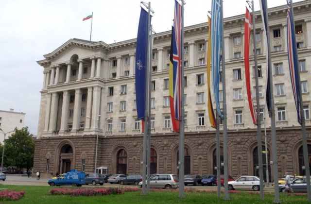 Администрацията на президента предлага курс по конституционно право за кандидат-депутати
