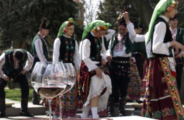 100 литра вино очакват Дионисиевото шествие