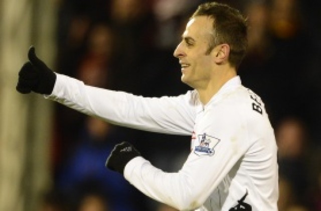 Митко Бербатов – Играч на мача, дава приза на съотборник