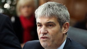 Синдикатите смятат за поръчков закона на Янев изкарал работодателите от