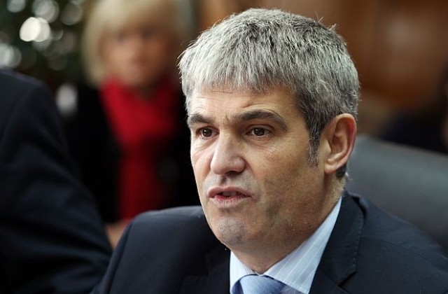 Синдикатите смятат за поръчков закона на Янев, изкарал работодателите от тристранката