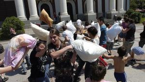 Бой с възглавници в Разлог