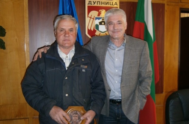 Община Дупница  награди таксиметровият шофьор изродил бебе