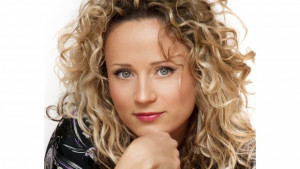 Певицата Деси Добрева повежда варненската листа на Нова алтернатива