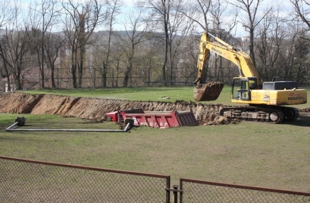 Багер разкопава терена в Старото военно училище, търсят игрища за децата от школата на Етър- 24