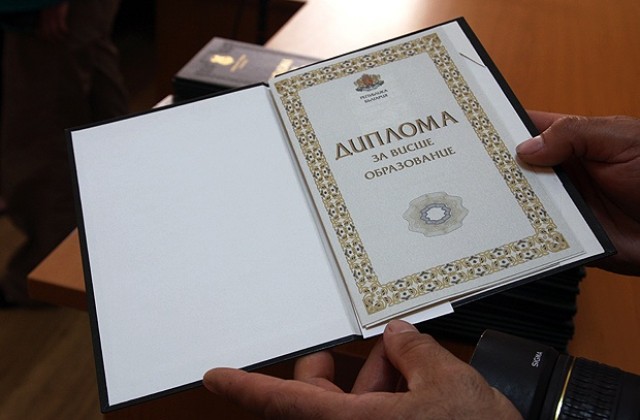 600 абсолвенти от Стoпанския факултет получават своите  дипломи