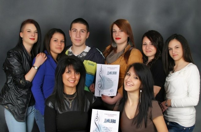 Вокалната група на студио Елита първа на фестивала за испанска песен Abanico