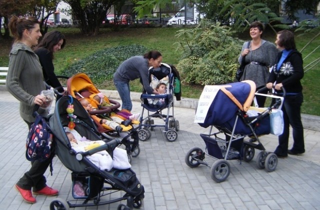 Само осигурените майки ще получат допълнителна помощ