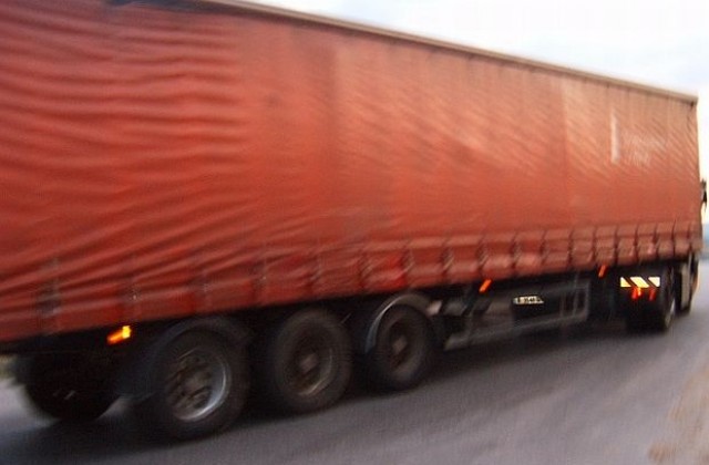 ТИР се обърна и блокира движението при Добринище