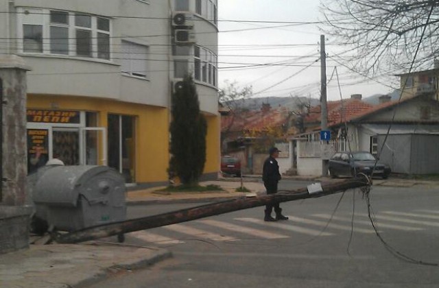 Дървен стълб падна в района на училище в центъра на Сливен