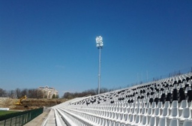 СНИМКИ: Започнаха тестовете на осветлението на стадион „Локомотив“