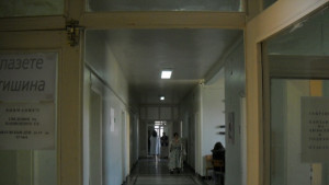 Акушерка размени две бебета в горнооряховското родилно отделение