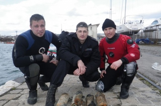 Невзривени артилерийски снаряди откриха в морето