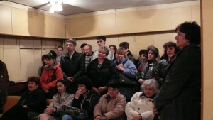 Протестиращи в Лом замеряха сградата на общината със стотинки