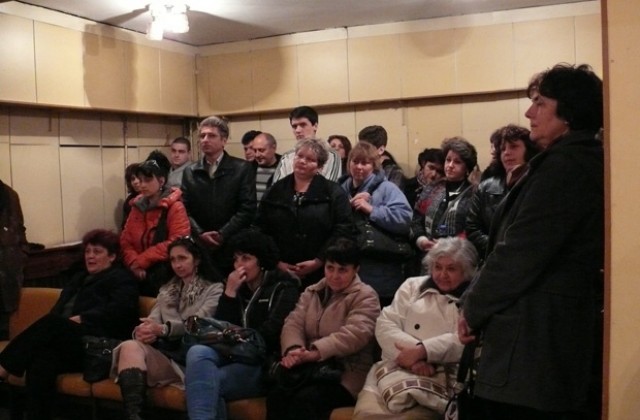 Протестиращи в Лом замеряха сградата на общината със стотинки