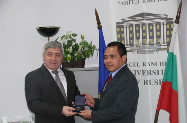 Сътрудничим си с Индонезия в образованието, икономиката, културата