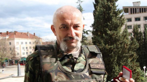 Военен парашутист носи подарък на болно дете от кмета Тодоров
