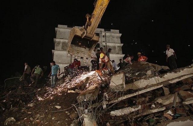 Над 70 души са загинали под рухнала сграда в Индия