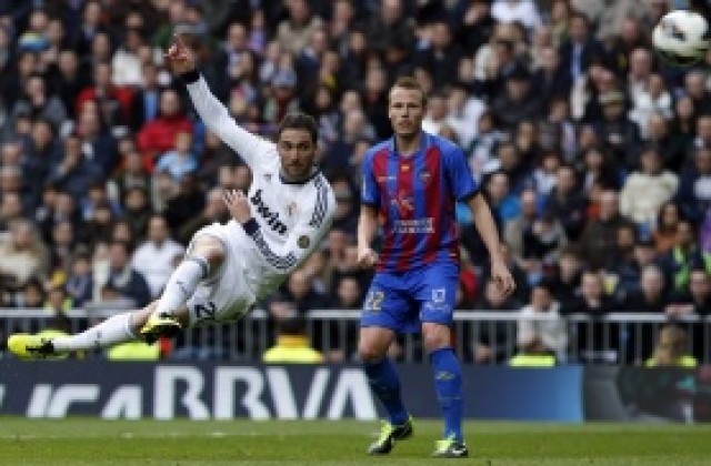 Игуаин намекна, че в Реал се ослушват за новия му договор