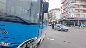 Лек автомобил блъсна автобус с над 20 пътници в Шумен