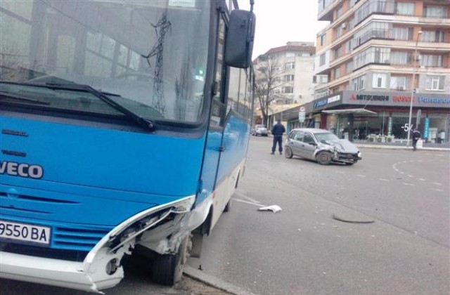 Лек автомобил блъсна автобус с над 20 пътници в Шумен