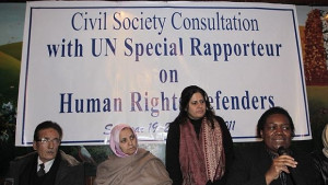 Умна гривна ще спасява правозащитници