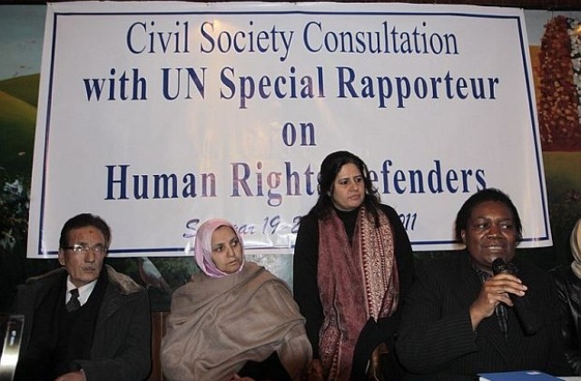 Умна гривна ще спасява правозащитници