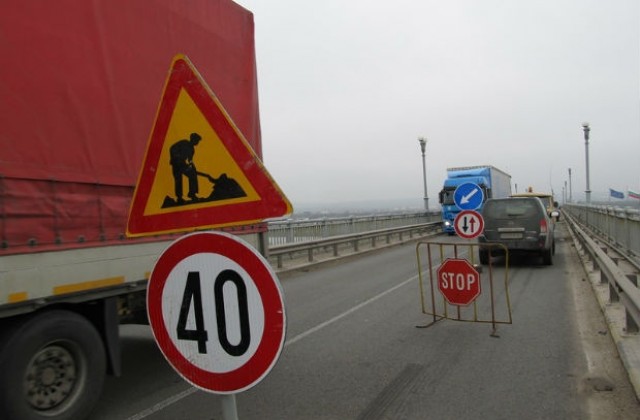 Спират камионите през Дунав мост заради дупките