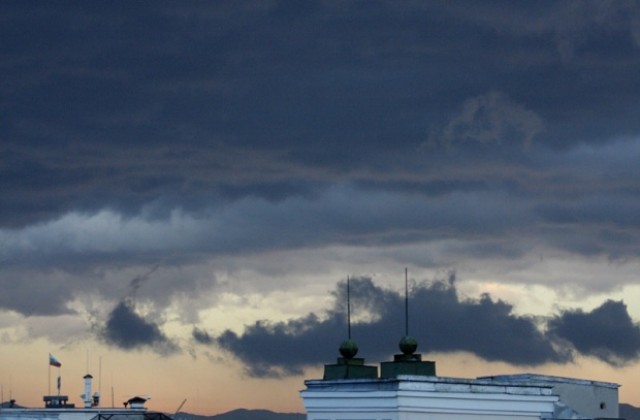 Валежите продължават