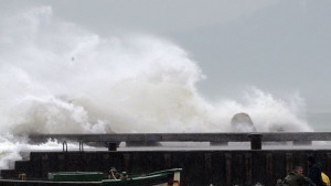 С обилни валежи и силен вятър започна седмицата във Варна