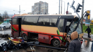 Тежка катастрофа между автобус и такси двама души са ранени