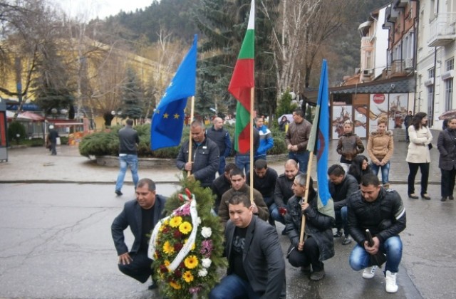 Роми се поклониха пред паметника на Димитър Пешев