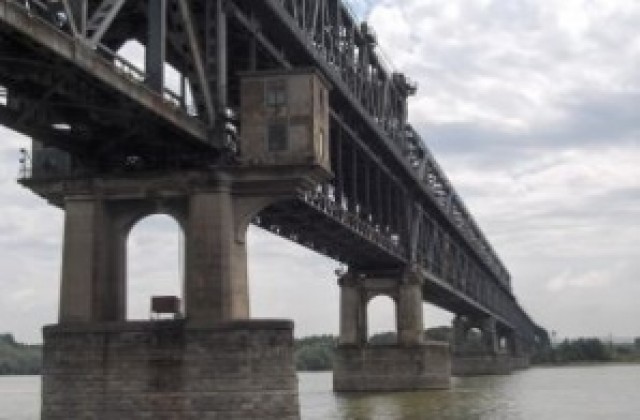 Движението на камиони над 10 тона по Дунав мост е преустановено