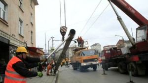 Стълб падна върху автобус на Руски паметник