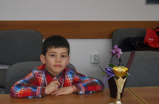 Второкласник от Добрич ще представя България на Европейското и Световното по шахмат