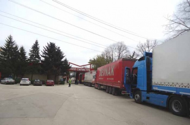 Регулирано е придвижването на тирове през границата Силистра- Кълъраш. Опашките са на румънска територия