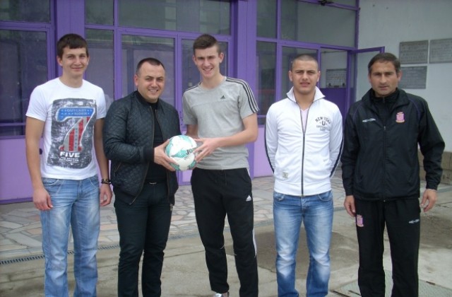 Бизнесменът Александър Нанков създава нова футболна школа, Радия Дойчев ще тренира децата