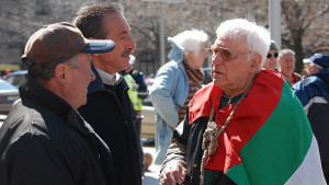 Десетки протестиращи поискаха оставката на Фандъкова