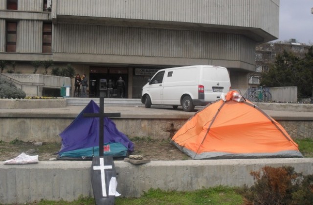Протестиращи се обявиха против палатковия лагер