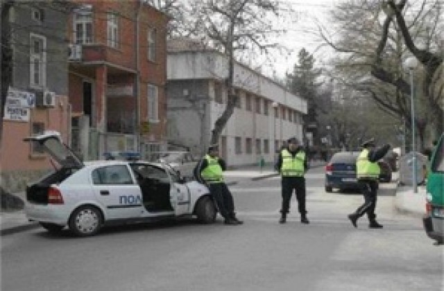 Задържаха пиян мъж, възпрепятствал работата на полицаи