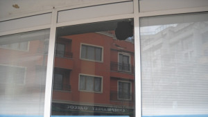 Счупиха стъклата на офис на ГЕРБ във Варна